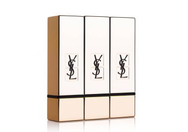 Londra, İngiltere - 21 Eylül 2017: Lüks Yves Saint Laurent ruj beyaz zemin üzerine altın konteynerler 