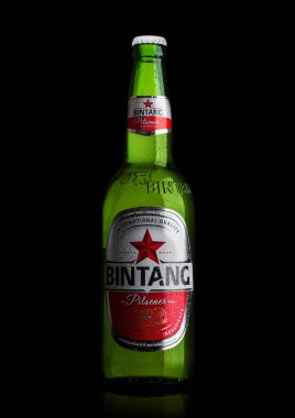 Londra, İngiltere - 24 Eylül 2017: Endonezya Bintang şişe Lager bira siyah izole