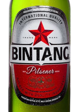 Londra, İngiltere - 24 Eylül 2017: Şişe etiket Endonezya Bintang Lager bira üzerinde beyaz izole