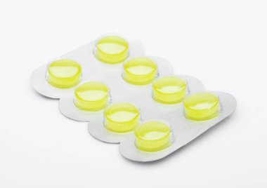 Tıbbi pastilleri şifa boğaz beyaz üzerinde uçmak.