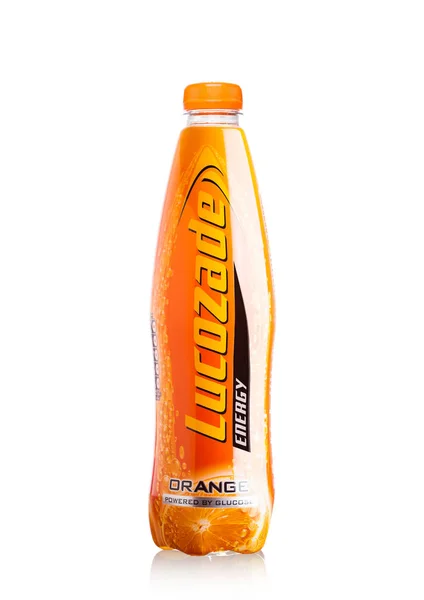 LONDRES, Reino Unido - 24 de septiembre de 2017: Botella de Lucozade Orange Energy Drink filmada en estudio en blanco —  Fotos de Stock