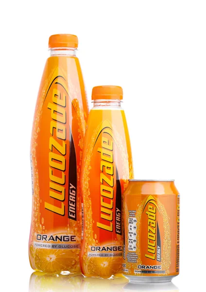 LONDRES, Reino Unido - 24 de septiembre de 2017: Botellas de Lucozade Orange Energy Drink filmadas en estudio en blanco —  Fotos de Stock