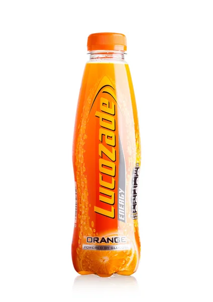 Лондон, Великобританія - 24 вересня 2017: Пляшка з Lucozade помаранчевий енергії пити вистрілив в студії на білому — стокове фото