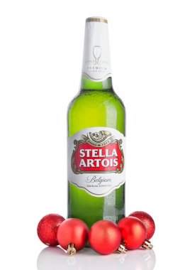 Londra, İngiltere - 14 Ekim 2017: Stella soğuk şişe Artois beyaz christmas dekorasyon topları, Anheuser-Busch InBev, önde gelen markası ile Leuven, Belçika'da, 1926 beri demlenmiş bir pilsner biradır