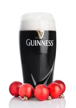 Londra, İngiltere - 14 Ekim 2017: Guinness cam beyaz christmas dekorasyon topları ile orijinal bira. Guinness bira Dublin, İrlanda 1759 yılından bu yana üretilen.