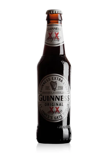 Лондон, Великобританія - 15 жовтня 2017: Гіннеса додаткових повнотіла пива пляшку на білому. Гіннеса пиво виробляється з 1759 в Дубліні, Ірландія. — стокове фото