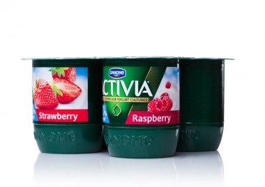 Londra, İngiltere - 20 Ekim 2017: Pack Activia yoğurtla çilek ve ahududu beyaz. Activia yoğurt Groupe Danone tarafından sahip olunan bir markasıdır..