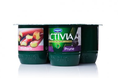Londra, İngiltere - 20 Ekim 2017: Pack Activia yoğurtla Ravent ve Erik beyaz. Activia yoğurt Groupe Danone tarafından sahip olunan bir markasıdır..