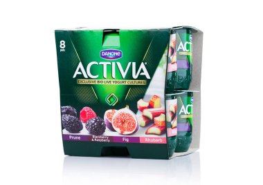 Londra, İngiltere - 20 Ekim 2017: Pack Activia yoğurt beyaz. Activia yoğurt Groupe Danone tarafından sahip olunan bir markasıdır..