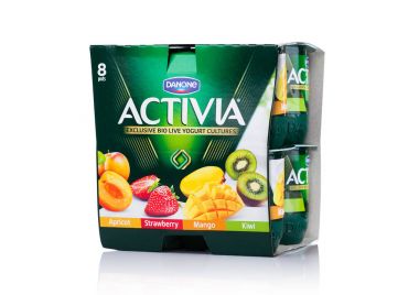 Londra, İngiltere - 20 Ekim 2017: Pack Activia yoğurt beyaz. Activia yoğurt Groupe Danone tarafından sahip olunan bir markasıdır..