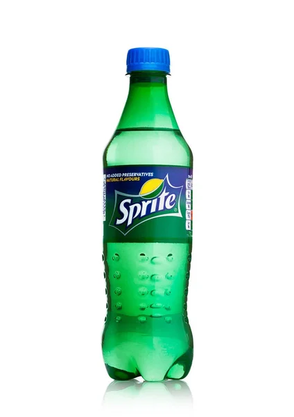 London, Storbritannien - 12 April 2017: Flaska av Sprite drink isolerade på vitt. Sprite är citron-liknande smaksatt läsk produceras av Coca-Cola Company. — Stockfoto