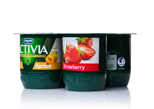 London, Großbritannien - 20. Oktober 2017: Packung Aktiva-Joghurt mit Aprikose und Erdbeere auf weißem Papier. activa ist eine Joghurtmarke der Gruppe danone. — Stockfoto