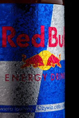 Londra, İngiltere - 27 Ekim 2017: Etiket, Red Bull enerji içeceği siyah arka plan üzerine. Dünyanın en popüler enerji içeceği Red Bull olduğunu.