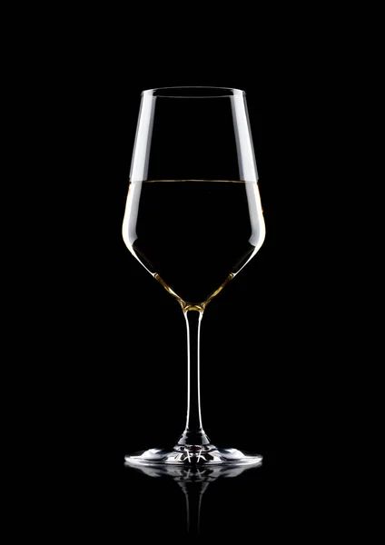 黒の反射で白ワインのガラス — ストック写真