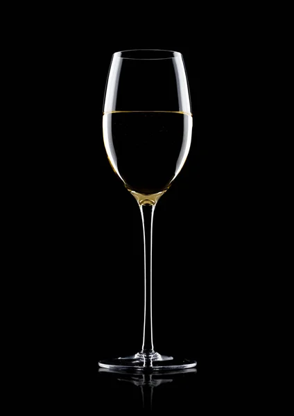 Skleničku bílého vína s odrazem na černém pozadí — Stock fotografie