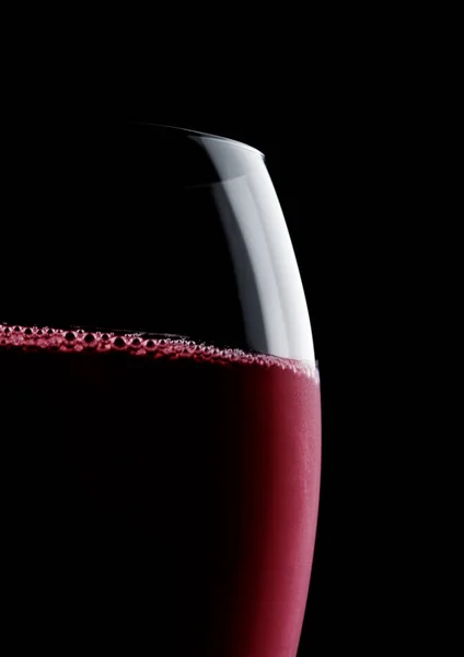 Verre de vin rouge macro avec bulles sur noir — Photo