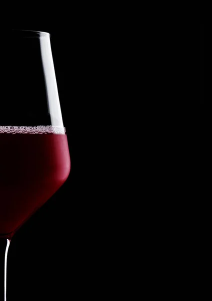 Bicchiere di vino rosso macro con bollicine su nero — Foto Stock