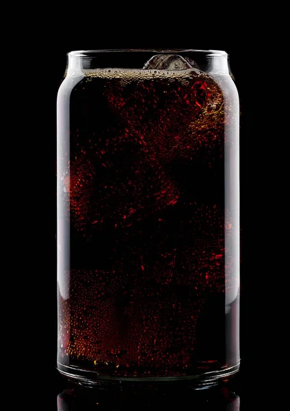 Ποτήρι ποτό σόδα κρύα αναψυκτικά τύπου κόλα με παγάκια — Φωτογραφία Αρχείου