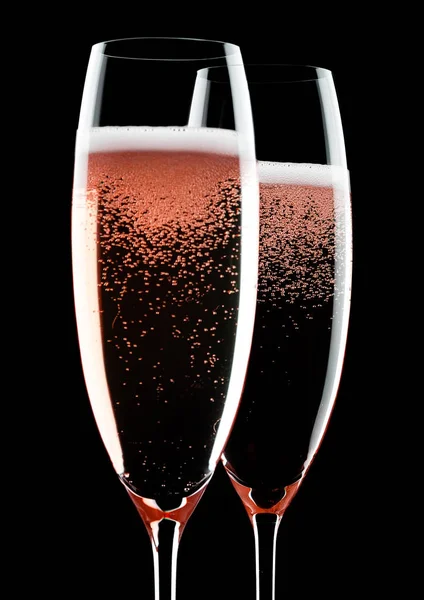 Champagne rosa vasos con burbujas en negro — Foto de Stock
