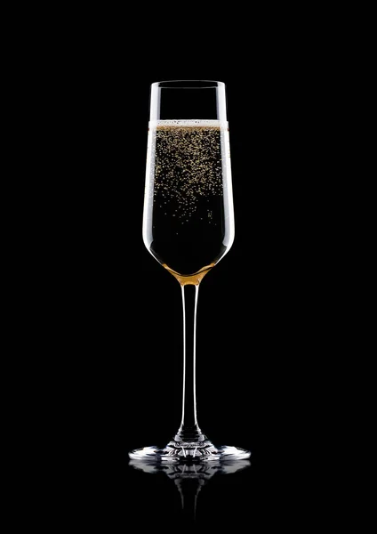 Champagnerglas mit Blasen mit Spiegelung — Stockfoto