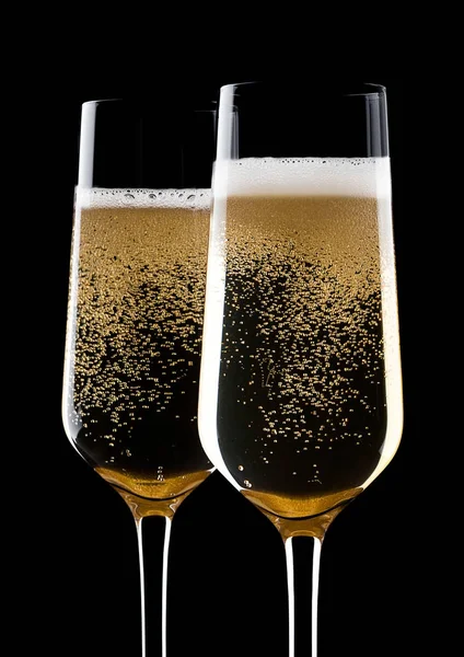 Bicchieri di champagne con bolle con riflesso — Foto Stock