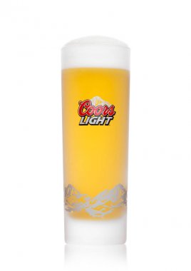 Londra, İngiltere - 03 Kasım 2017: Beyaz cam Coors Light bira. Coors bira fabrikası Golden, Colorado, dünyanın en büyük tek bira tesisi çalışır.