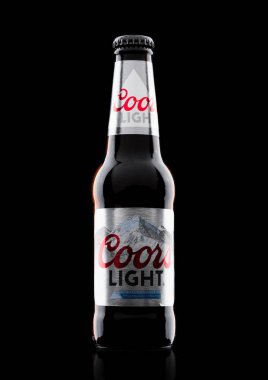 Londra, İngiltere - 03 Kasım 2017: Şişe Coors Light bira siyah. Coors bira fabrikası Golden, Colorado, dünyanın en büyük tek bira tesisi çalışır.