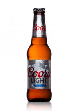 Londra, İngiltere - 03 Kasım 2017: Beyaz şişe Coors Light bira. Coors bira fabrikası Golden, Colorado, dünyanın en büyük tek bira tesisi çalışır.