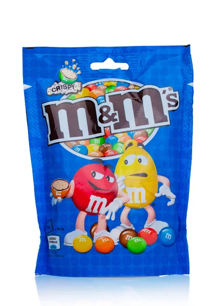 ЛОНДОН, Великобритания - 03 ноября 2017 года: Шоколадные конфеты M & M на белом, производства Mars, Incorporated . — стоковое фото