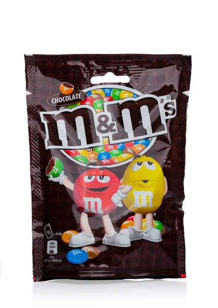 Londýn, Uk - 03 listopadu 2017: M & M čokoládové bonbóny na bílém, produkované Mars, Incorporated. — Stock fotografie