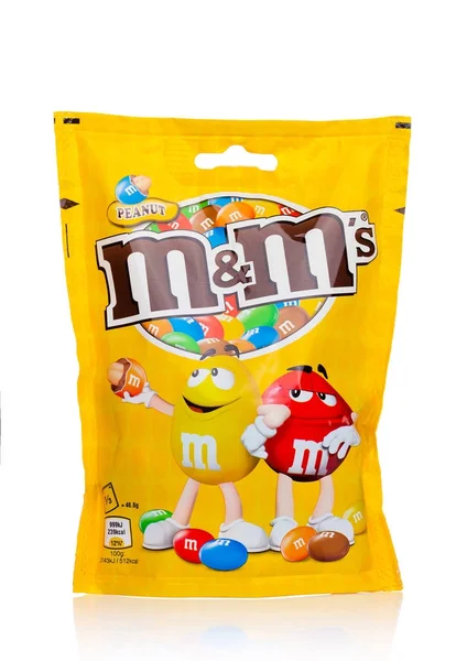 LONDON, UK - NOVEMBER 03, 2017: M&M's Chocolate candies on white, produced by Mars, Incorporated. — Stock Photo, Image