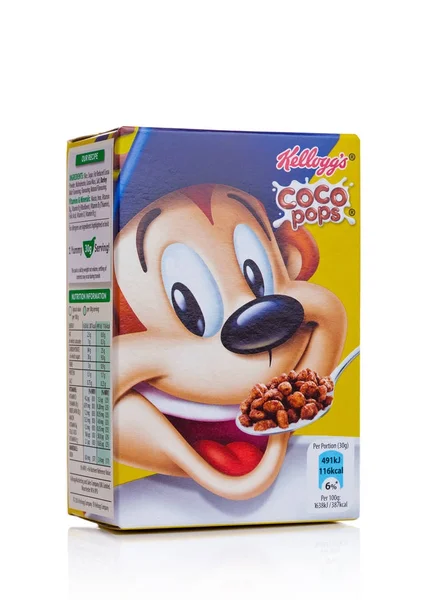 London, Großbritannien - 03. November 2017: Schachtel Kellogg 's Coco Pops Cerealien auf weißen Frostbeulen sind ein beliebtes Frühstückszerealien aus zuckerbeschichteten Cornflakes. — Stockfoto