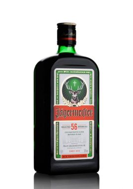 Londra, İngiltere - 03 Kasım 2017: Şişe Jagermeister beyaz. Alman digestif 56 otlar ve baharatlar ile yapılan.
