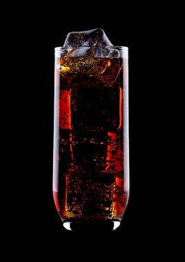 Soğuk kola soda içecek buz küpleri ile bardak