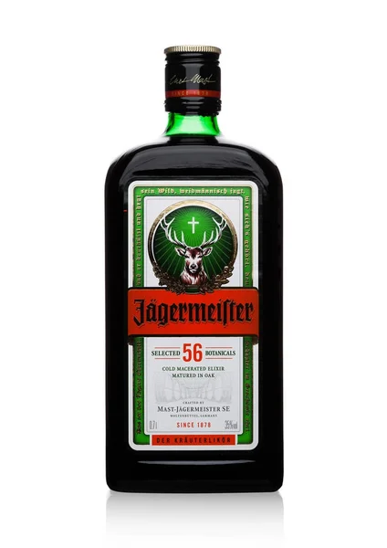 Londyn, Wielka Brytania - 03 listopada 2017: Butelka Jagermeister na biały. Digestif niemiecki wykonane z 56 zioła i przyprawy. — Zdjęcie stockowe