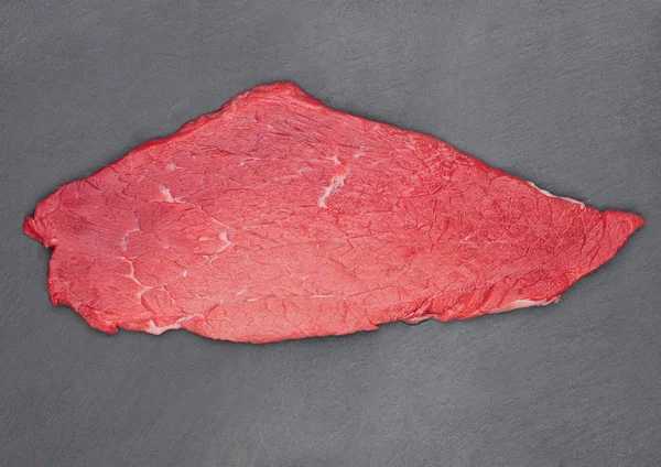 Steak de boeuf cru frais en carton de pierre noire — Photo