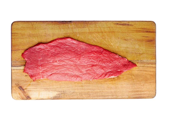 Steak de boeuf cru frais en noir sur planche de bois — Photo