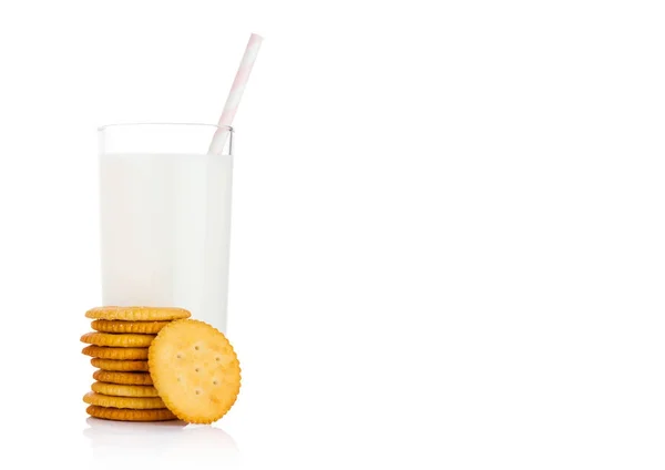 Bicchiere di latte con cracker di formaggio rotondi su bianco — Foto Stock