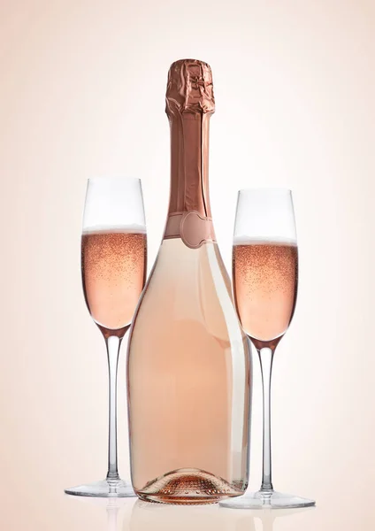 Bouteille et verres de champagne rose rose sur rose — Photo