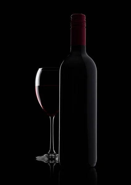 Copa de vino tinto con botella con forma en negro — Foto de Stock