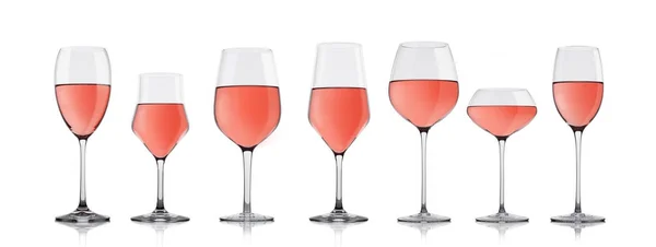 Copos de vinho rosa rosa em branco com reflexão — Fotografia de Stock