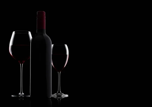 Bicchiere di vino rosso con bottiglia con forma su nero — Foto Stock