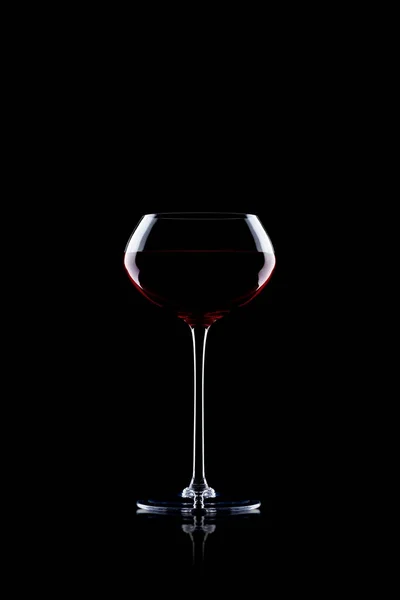 Verre de vin rouge sur fond noir avec réflexion — Photo