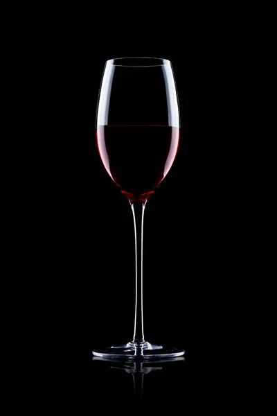 Copa de vino tinto sobre negro con reflejo — Foto de Stock