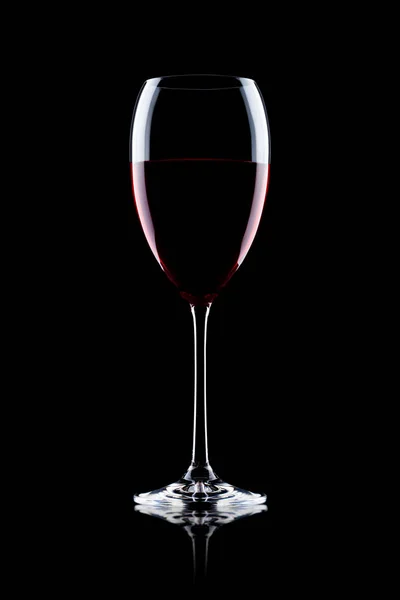 Glas Rotwein auf Schwarz mit Reflexion — Stockfoto