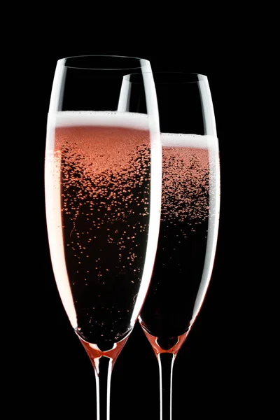 Champagne rosa vasos con burbujas en negro — Foto de Stock