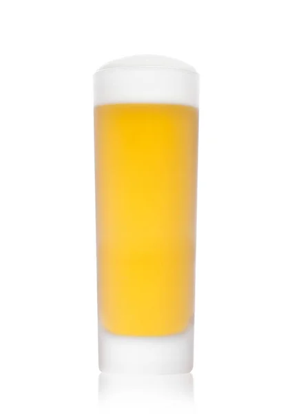 라 거 맥주 거품의 차가운 젖 빛된 유리 — 스톡 사진