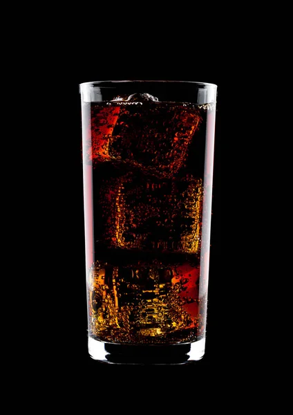 Glas koude cola frisdrank drinken met ijsblokjes — Stockfoto