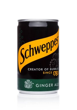 Londra, İngiltere - 10 Kasım 2017: Schweppes teneke gazoz tadı beyaz. Dr Pepper Snapple grup Schweppes marka geçerli sahibidir.
