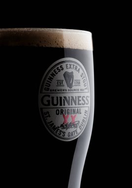 Londra, İngiltere - 10 Kasım 2017: Guinness cam siyah orijinal bira. Guinness bira Dublin, İrlanda 1759 yılından bu yana üretilen.